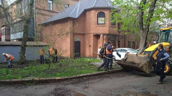 Харьков убирают после обстрелов